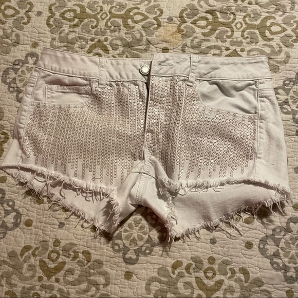 White denim shorts w/ sequin detail 🌼 - Picture 4 of 7